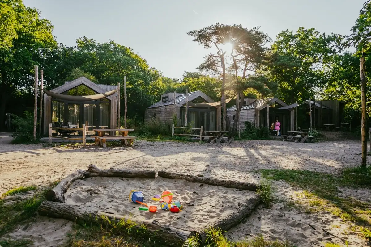 Huisjes op camping Geversduin met zandbak